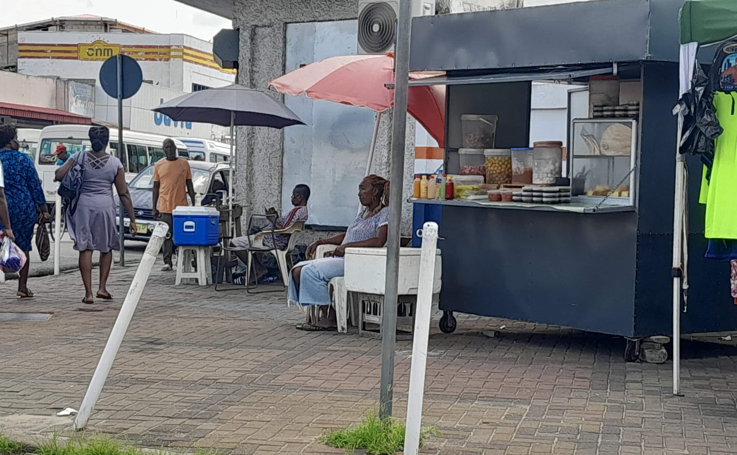 straatverkoper paramarivo suriname eten