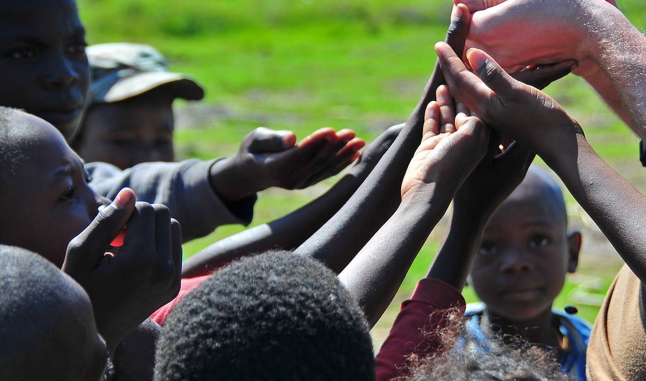 Kinderen hulp helpende hand
